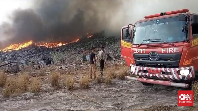 Kebakaran lahan terjadi di TPA Jatibarang, Semarang, melalap lahan seluas 1 hektar hingga saat ini belum padam setelah empat jam berlalu.