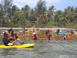 Protes Kerusakan Lingkungan, Warga Bentangkan Spanduk Save Karimunjawa di Laut