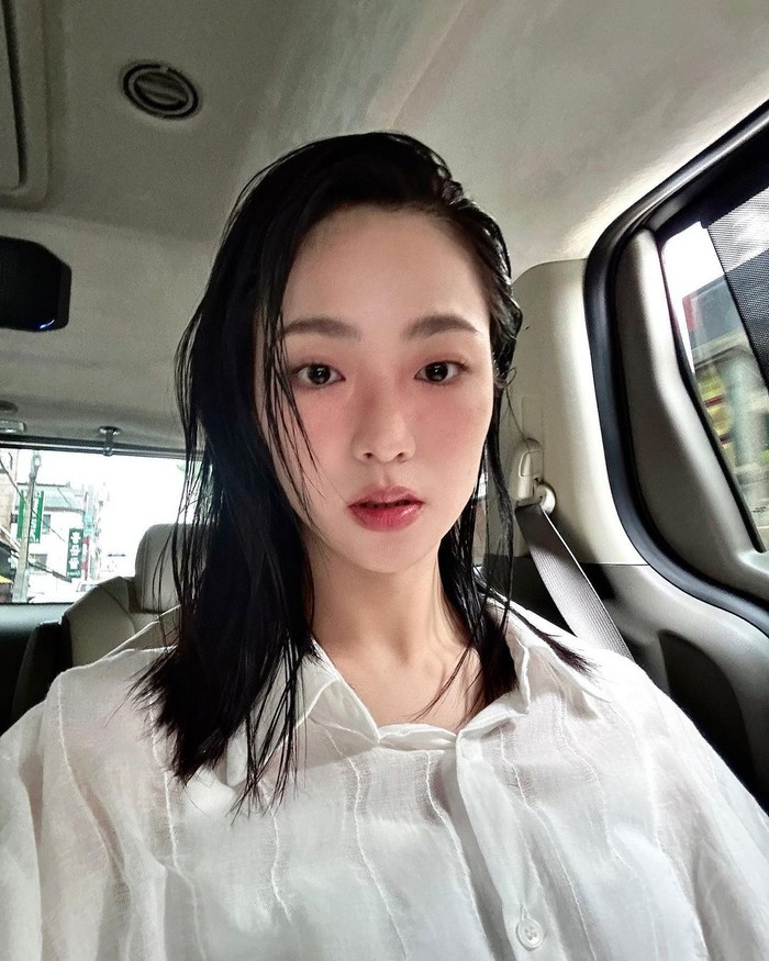 Aktris yang memiliki nama asli Jeon Bo Young tersebut juga memiliki kepribadian yang baik, Beauties. Saat melakukan percakapan Jeon Yeo Bin akan menatap mata lawan bicar dan mendengarkan dengan baik./ Foto: instagram.com/jeon.yeobeen