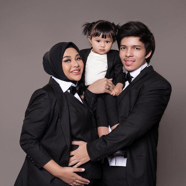 <p>Anak pertama mereka yang akrab disapa Ameena juga turut meramaikan sesi foto ini. Ameena terlihat menggunakan baju hitam putih dengan rambut dikuncir dua. Ekspresi wajahnya pun sangat menggemaskan ya Bunda. (Foto: Instagram: @attahalilintar)</p>