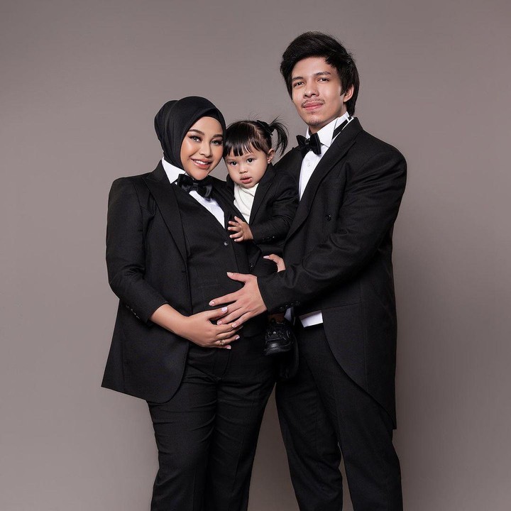 <p>Banyak pengikut Atta dan Aurel yang dengan senang hati memberikan saran nama untuk calon anak kedua Atta dan Aurel. "Ameera or Ayeisha! cute," komentar akun @nessiejudge yang merupakan salah satu Youtuber Indonesia. (Foto: Instagram: @attahalilintar)</p>