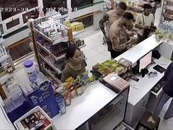 Ulah Bule Telanjang Dada Curi Obat di Apotek Bali