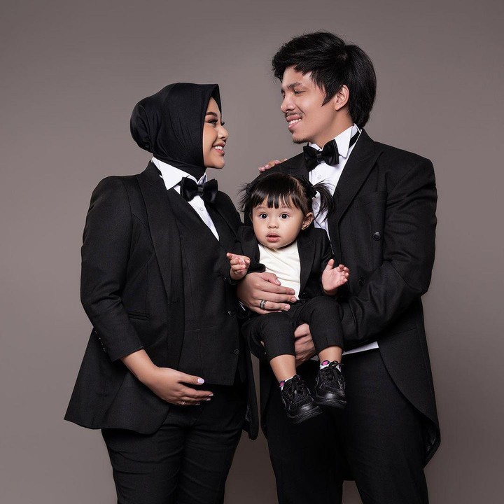 <p>Dalam unggahan yang menampilkan foto keluarga kecilnya, Atta juga turut menanyakan kepada para penggemar terkait saran nama untuk anak keduanya. "Adakah saran nama adeknya Ameena," tulis Atta dalam unggahannya. (Foto: Instagram: @attahalilintar)</p>
