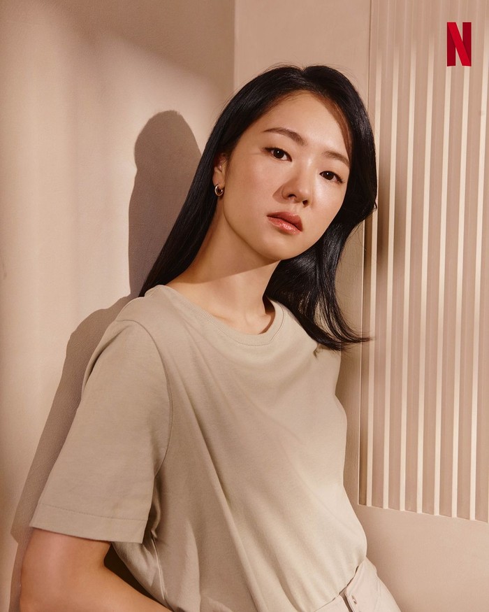 Di proyek drama terbaru 'A Time Called You' yang baru saja rilis pada (8/9) kemarin, sang aktris kembali mengambil tantangan baru untuk memerankan dua karakter berbeda yaitu Han Jun Hee dan Kwon Min Joo./ Foto: instagram.com/netflixkr