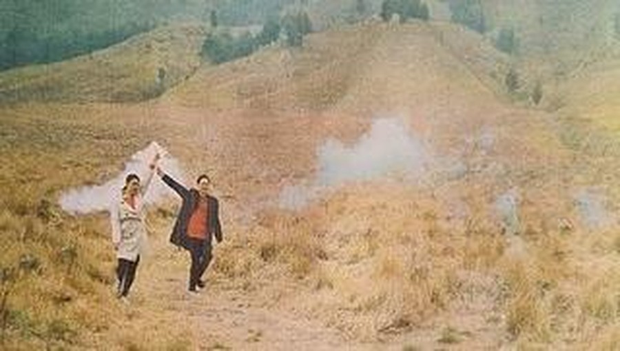 Hasil prewedding menggunakan flare di Bromo Hasil prewedding menggunakan flare yang menyebabkan Bromo terbakar.