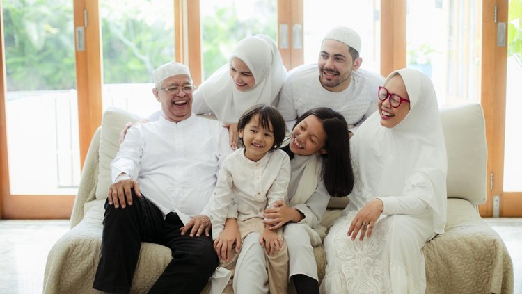 Ilustrasi keluarga dan nenek kakek Ilustrasi keluarga dan nenek kakek