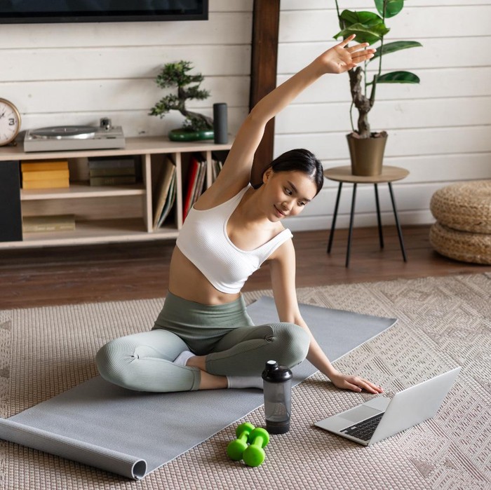 Ilustrasi melakukan gerakan yoga di rumah/Foto: Freepik/benzoix