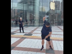 Kecewa, Aktor Ini Ngamuk Banting iPhone Depan Apple Store