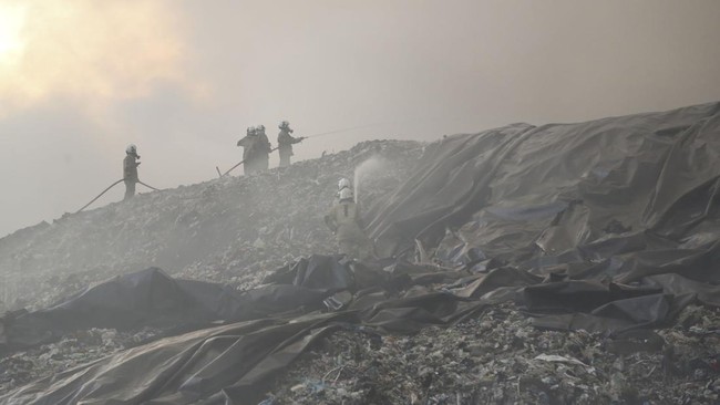 Kebakaran di tempat pembuangan sampah akhir (TPA) Jatibarang Semarang padam setelah diterjunkan 19 unit mobil tangki air.