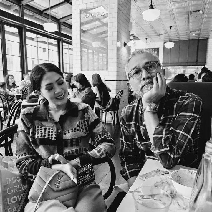 <p>Aktor senior Tanah Air Lukman Sardi menikah dengan Pricilla Pullunggono pada Maret 2009. Meski terpaut usia belasan tahun, rumah tangga mereka jarang diterpa isu miring, Bunda. (Foto: Instagram@lukmansrd)</p>