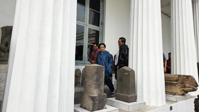 Dirjen Kebudayaan Kemendikbudristek mengatakan total ada 817 koleksi Museum Nasional yang terdampak kebakaran akhir pekan lalu.