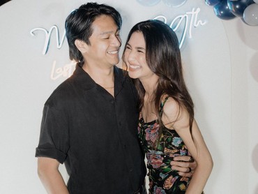 img-title Isu Beda Agama, 7 Potret Pesta Ultah Mikha Tambayong Mesra dengan Deva Mahenra
