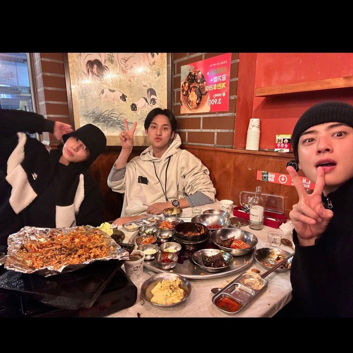 <p>Kelompok pertama yakni 97 Line atau kelahiran tahun 1997, Bunda. Dalam squad ini, artis korea yang masuk di dalamnya ada Mingyu Seventeen dan Cha Eun Woo. Di potret ini, mereka terlihat sedang nongkrong sambil makan-makan, nih. (Foto: Instagram @min9yu_k)</p>