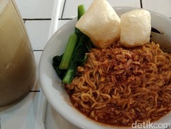 Incip Mie Bangladesh di Kafe Khas Pecinan Distrik Metropolitan Surabaya