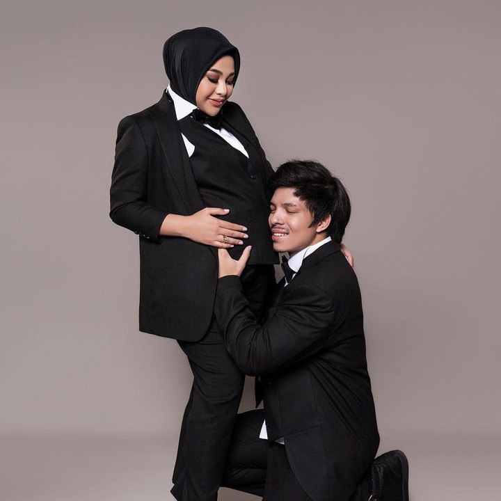 <p>Pada sesi foto tersebut Atta dan Aurel terlihat sangat bahagia. Dalam sebuah foto terlihat Atta menempelkan telinganya ke perut Aurel yang sudah terlihat membuncit di usia kehamilannya yang memasuki trimester 3. (Foto: Instagram: @attahalilintar)</p>