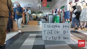 Pedagang Pasar Tanah Abang Bawa Poster Desak Teten Tutup TikTok Shop