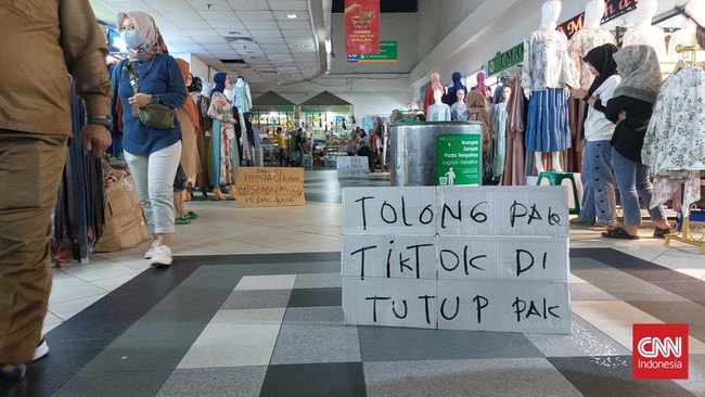 Sejumlah pedagang di Pasar Tanah Abang Blok B, Jakarta Pusat protes dengan membawa poster dan meminta pemerintah menutup TikTok Shop karena merugikan.