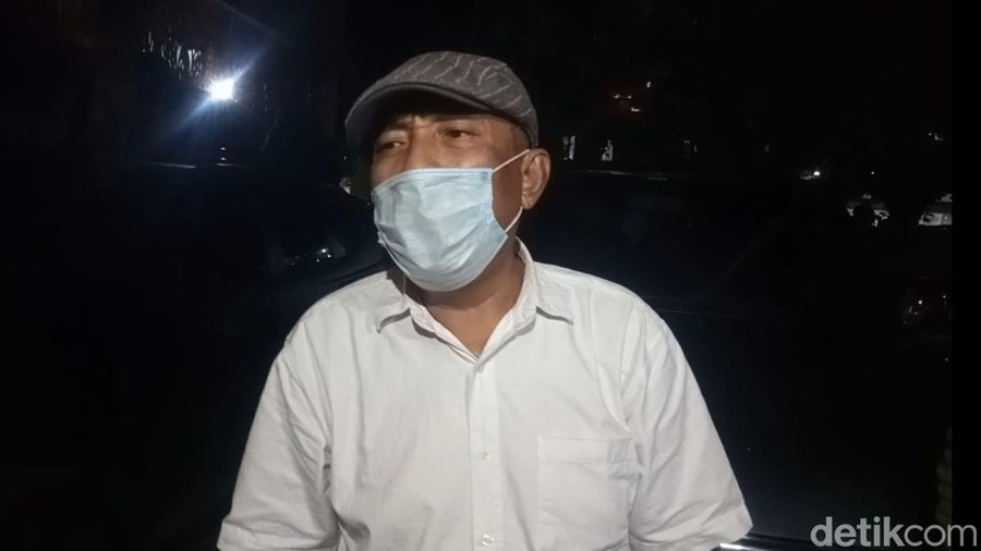 Pelawak Ujang Ronda usai diperiksa terkait PH film porno di Polda Metro Jaya pada Selasa (19/9/2023).