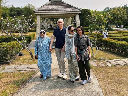 7 Potret BCL Ditemani Anak & Mertua Kunjungi Makam Ashraf Sinclair di Hari Lahir Sang Suami