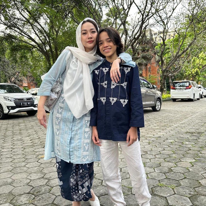 <p>Penyanyi Bunga Citra Lestari atau yang akrab disapa BCL, kerap mengunjungi makam mendiang suaminya, Ashraf Sinclair. Diketahui, Ashraf meninggal dunia pada tahun 2020 usai mengalami serangan jantung. (Foto: Instagram: @bclsinclair)</p>