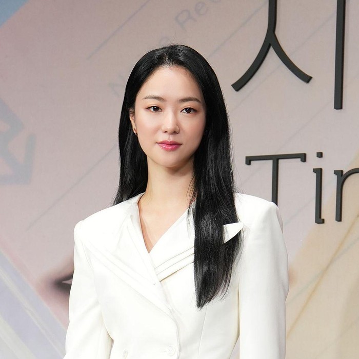 Potret Jeon Yeo Been dalam konferensi drama 'A Time Called You'/ Foto: instagram.com/management_mmm