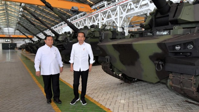 Presiden Joko Widodo akan memberikan pangkat jenderal bintang empat kepada Menteri Pertahanan Prabowo Subianto hari ini.