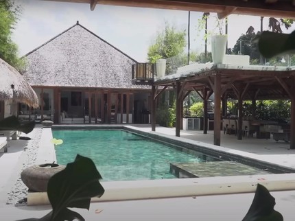 5 Potret Kolam Renang Rumah Artis, Milik Indah Kalalo Indah Bak Vila Mewah