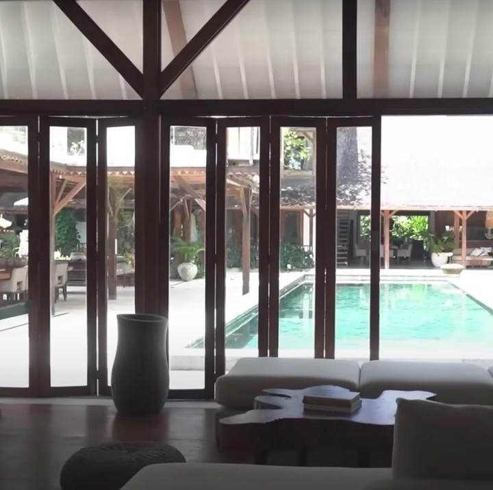 <p>Masih di sekitar kolam renang, ada Javanese Room yang difungsikan untuk menyambut tamu. Bangunan ini terpisah dari vila utama, yang dijadikan rumah untuk sehari-hari.(Foto: YouTube Melaney Ricardo)<br /><br /><br /></p>