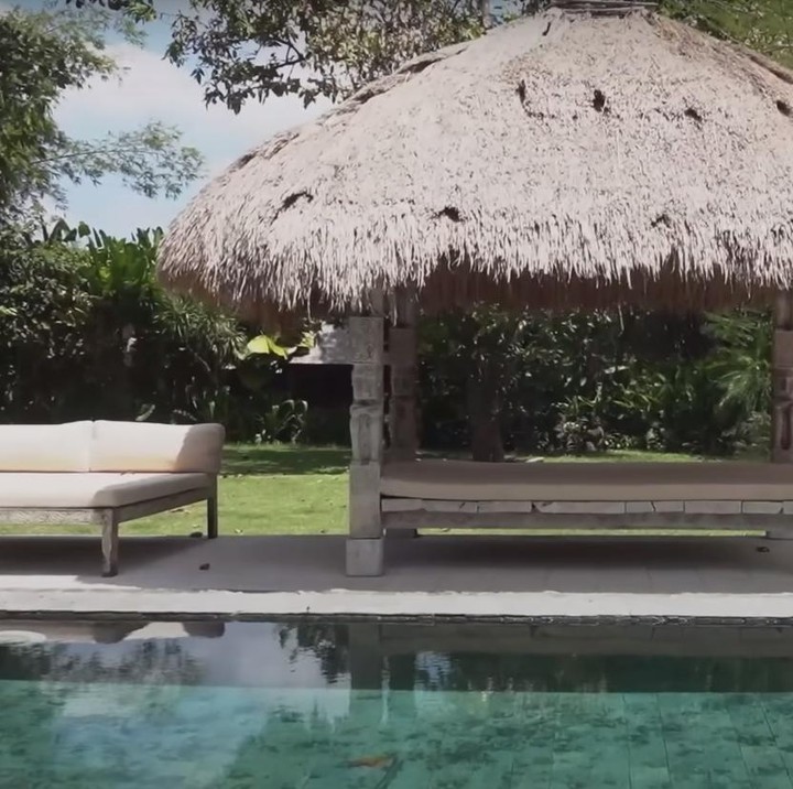 <p>Selain itu, di pinggir kolam renang juga terdapat gazebo nih, Bunda. Ini digunakan keluarga Indah untuk bersantai sambil menghabiskan waktu.(Foto: YouTube Melaney Ricardo)<br /><br /><br /></p>