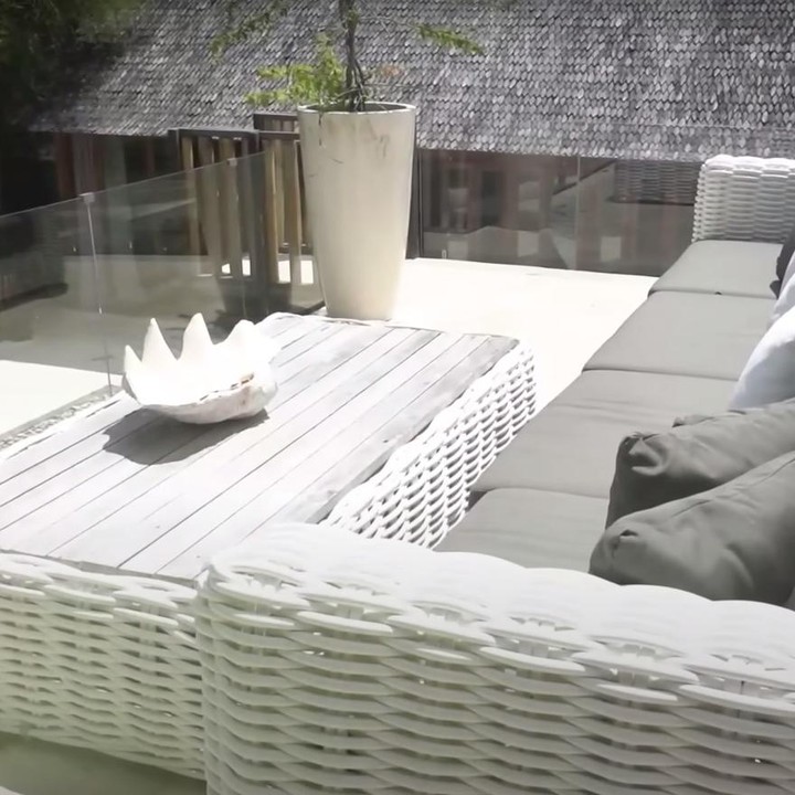 <p>Wah, rumah Indah Kalalo benar-benar seperti resort, ya? Dari potret-potret yang Bubun rangkum begitu, mana spot yang paling Bunda sukai? (Foto: YouTube Melaney Ricardo)</p>