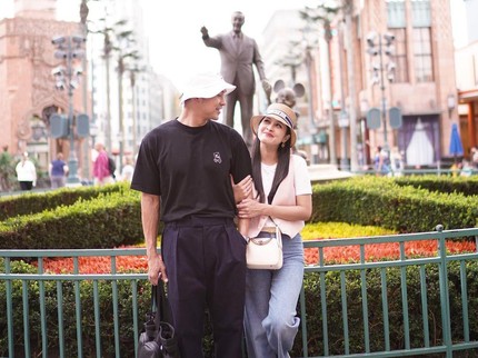 Sandra Dewi Unggah Foto Bareng Suami saat Liburan di Disneyland, Beri Pesan Kocak untuk Para Pria