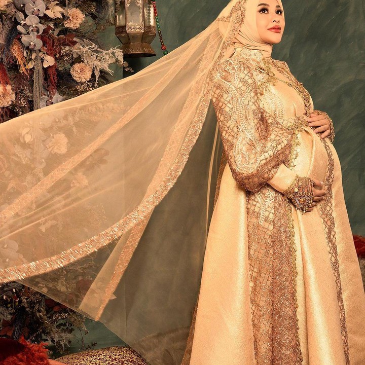 <p>Selain berfoto dengan menggunakan tuksedo, Aurel juga sempat melakukan maternity shoot dengan baju bernuansa gold beberapa hari sebelum momen tasyakuran 7 bulannya. (Foto: Instagram: @attahalilintar)</p>