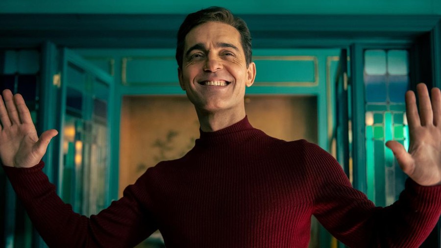 Serial Berlin BLUE MONKEYS (L to R) PEDRO ALONSO as BERLíN in episode 02 of BLUE MONKEYS. Cr. TAMARA ARRANZ/NETFLIX © 2023