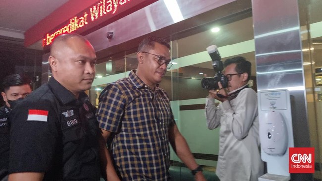 Tenaga Ahli Kominfo Walbertus Natalius Wisang diduga memberikan keterangan tidak benar atau merintangi penyidikan kasus dugaan korupsi BTS BAKTI Kominfo.