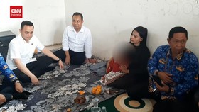 VIDEO: Siswi SD Gresik Buta Usai Ditusuk, 44 Hari Belum Masuk Sekolah