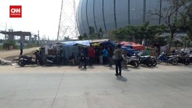 VIDEO: Warga Kampung Bayam Diminta Bongkar Tenda Depan JIS