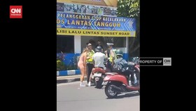 VIDEO: Bule Yang Dorong Polisi Di Bali Saat Ditilang Diburu