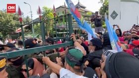VIDEO: Ketegangan Warnai Demo Ratusan PKL Malioboro Yogyakarta