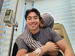 Ciuman Ibunda Saat Temani Vidi Aldiano Terapi Kanker Curi Perhatian
