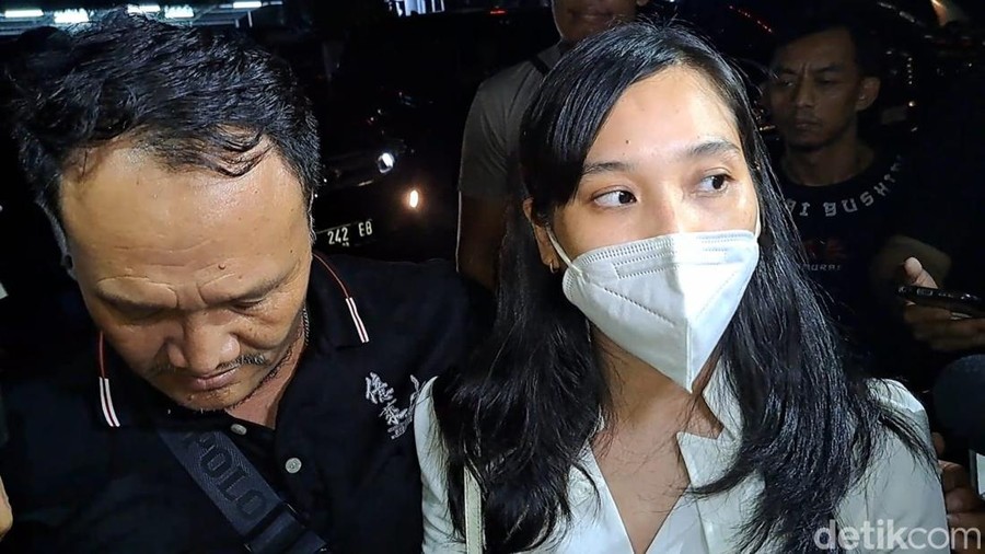 Virly Virginia, pemeran film porno mendatangi Polda Metro Jaya (Wildan Noviansyah/detikcom)
