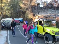 Ratusan Wisatawan Padati Bromo di Hari Pertama Buka Pasca Kebakaran