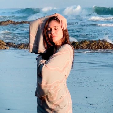 Terpopuler: Agama Wulan Guritno hingga Pesinetron Jualan Pinggir Jalan