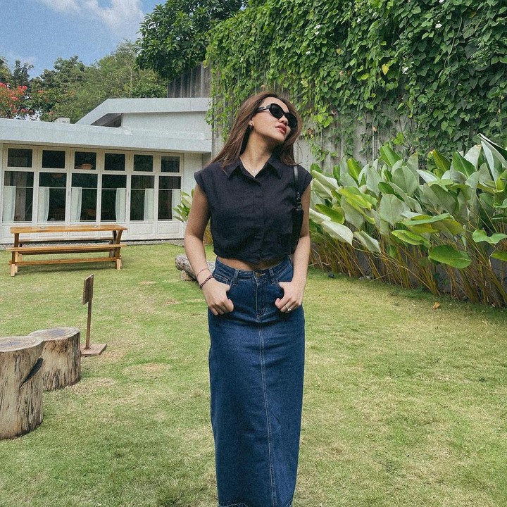 <p>Tak kalah menarik, Aaliyah Massaid menggunakan <em>denim maxi skirt</em> warna gelap da<em>n sleeveless shirt</em> hitam. Ia memberikan aksen kasual dengan kacamata hitam nan trendi. (Foto: Instagram @aaliyah.massaid)</p>