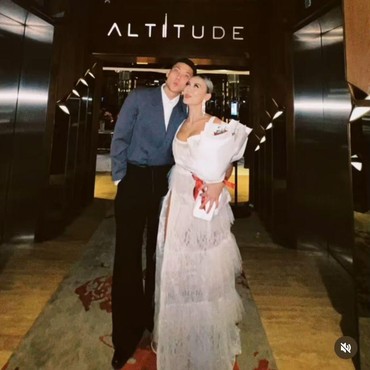 Klarifikasi Agnez Mo Diduga Tunangan gegara Pakai Gaun Putih Bareng Pacar