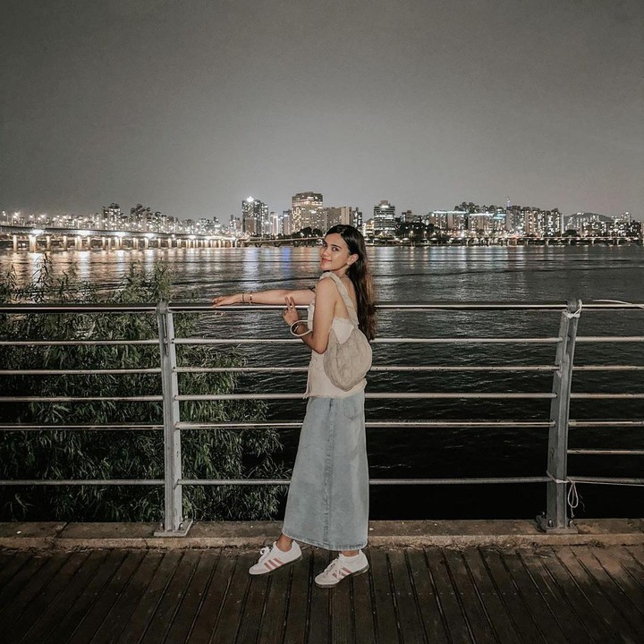 <p>Beberapa artis memadukan <em>outfit</em> mereka dengan<em> denim maxi skirt</em> kekinian. Tren ini juga diikuti oleh Audi Marissa, nih. Ia tampil modis dengan<em> denim maxi skirt</em> berwarna<em> light blue</em> dengan<em> sleeveless shirt </em>dan <em>sneakers.</em> (Foto: Instagram @audimarissa)</p>