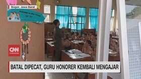 VIDEO: Batal Dipecat, Guru Honorer Kembali Mengajar