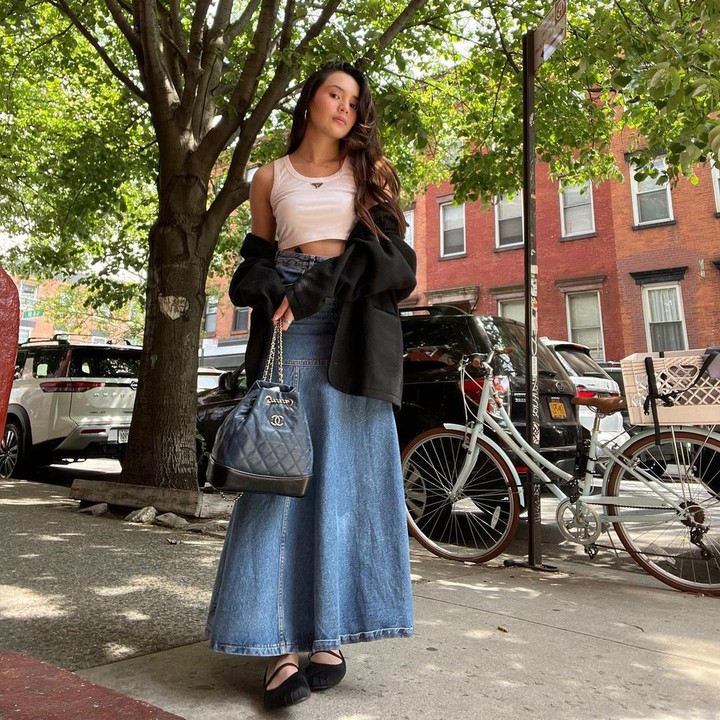 <p>Beby Tsabina tak kalah kece ketika memadukan <em>denim maxi skirt</em> berwarna biru tua dengan <em>crop top</em>. Ia memberikan sentuhan trendi dengan memakai jaket warna hitam. (Foto: Instagram @bebytsabina)</p>