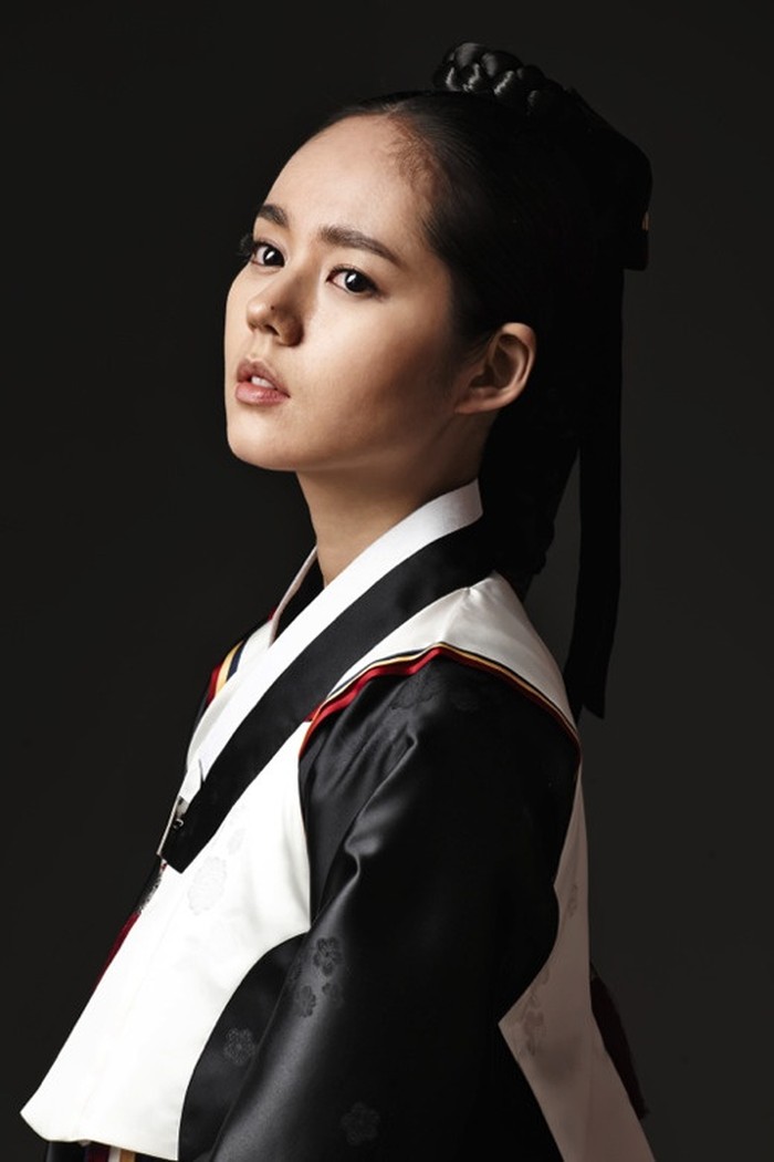 Berbicara putri mahkota di drama sageuk, tentu saja Putri Heo Yeon Woo wajib masuk. Ia dinyatakan meninggal dunia, padahal hilang ingatan selama 8 tahun di drama Moon Embracing the Sun. Nah, tokoh ini dimainkan oleh Kim Yoo Jung dan Han Ga In./ Foto: soompi.com