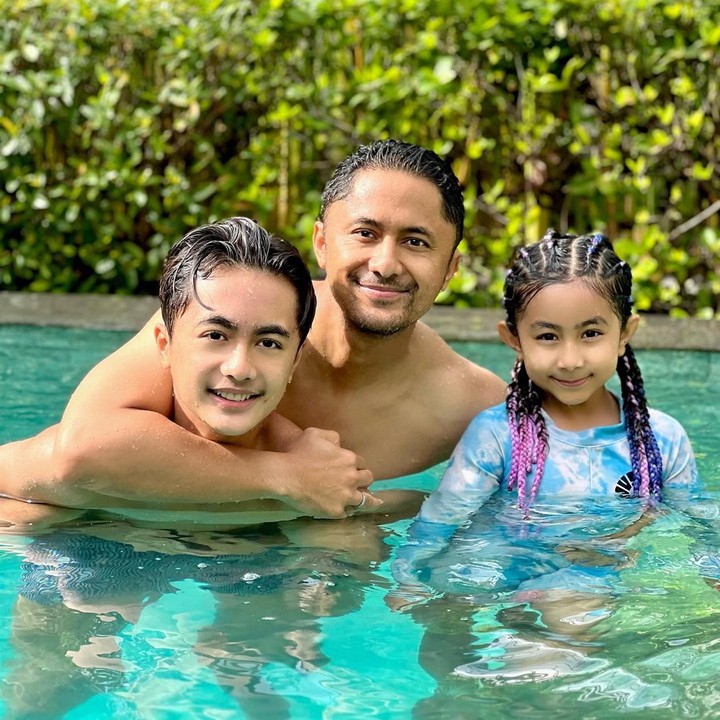 <p>Kini, tinggi badan Bintang sudah sama seperti sang ayah, nih. Potret Hengky bersama Bintang pun sontak menarik perhatian publik. Ini karena Bintang memiliki paras yang tampan. Bagaimana menurut pendapat Bunda? (Foto: Instagram @hengkykurniawan)<br /><br /><br /></p>