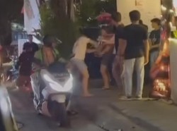 Viral, Dua Bule Adu Jotos di Pinggir Jalan